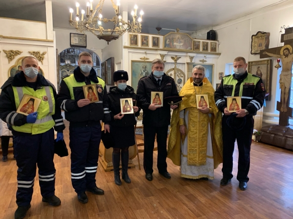 Жертв дорожно-транспортных происшествий помянули в Успенском храме г. Вельска 