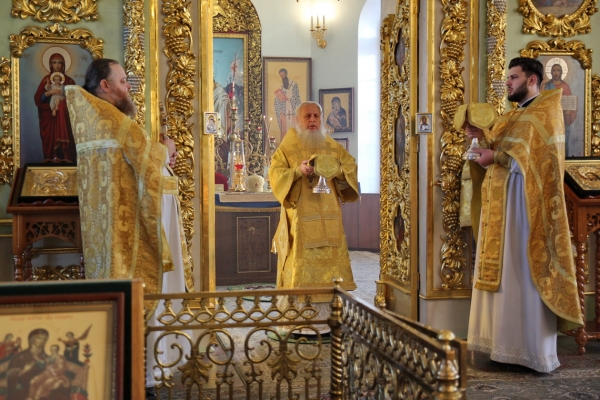 Епископ Василий совершил Божественную литургию в день памяти прп. Варлаама Хутынского