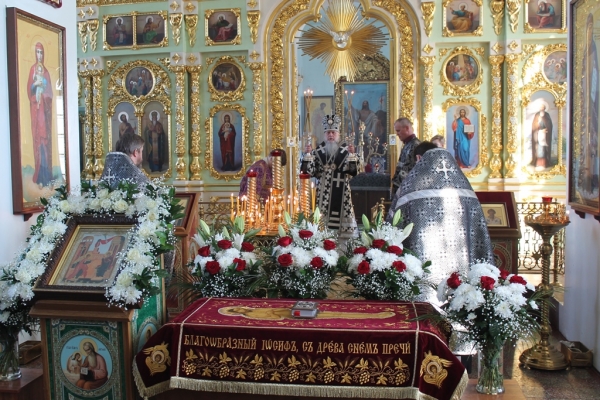 В Великий Пяток епископ Василий совершил вечерню с выносом Плащаницы Спасителя