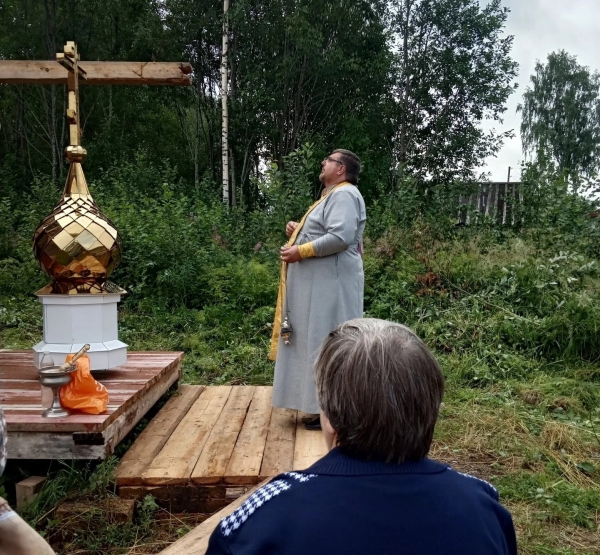 Освящен купол с крестом для строящейся часовне п. Мелентьевский