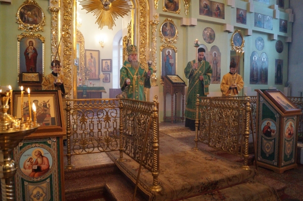Накануне Вербного воскресенья епископ Василий совершил Всенощное бдение в Свято-Лонгиновом храме 