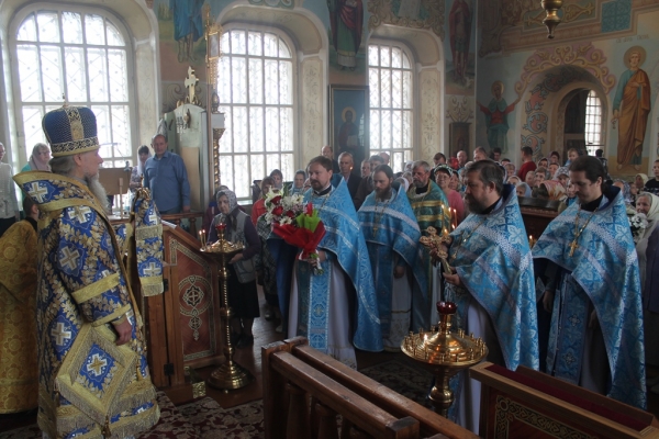 В день памяти иконы Божией Матери именуемой «Троеручица» епископ Василий совершил Божественную литургию в храме Владимирской иконы Божией Матери г. Котлас