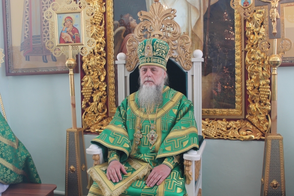 В День Святой Троицы епископ Котласский и Вельский Василий совершил Божественную литургию в храме прп. Лонгина Коряжемского