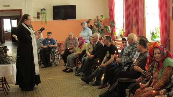 В Вербное Воскресение Няндомские священники посетили Дом престарелых