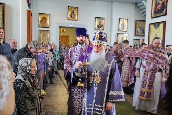 В неделю Торжества Православия епископ Василий совершил Божественную литургию в храме прп. Лонгина Коряжемского
