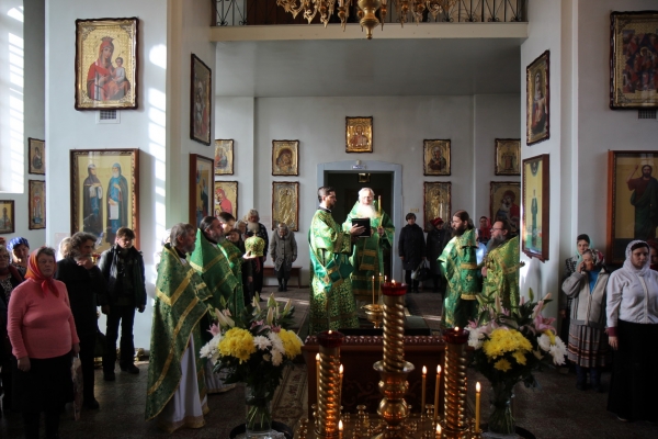 В день памяти прп. Сергия Радонежского епископ Василий совершил Божественную литургию в Коряжме