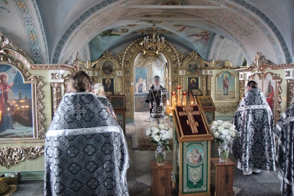 Епископ Василий совершил Литургию Преждеосвященных Даров в Никольском храме г. Коряжма