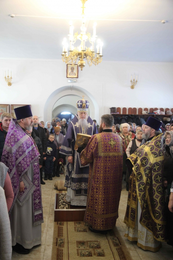 В Неделю Крестопоклонную епископ Василий совершил Божественную литургию в Никольском храме г. Котласа