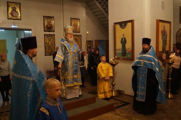 Накануне дня памяти иконы Божией Матери «Нечаянная Радость» епископ Василий совершил Всенощное бдение в храме прп. Лонгина г. Коряжма