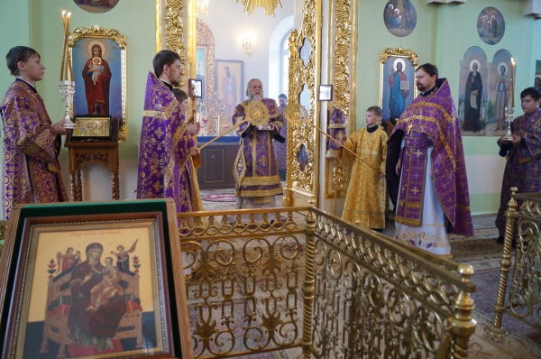 В неделю 5-ю Великого поста Епископ Василий совершил литургию в храме прп. Лонгина Коряжемского г. Коряжма