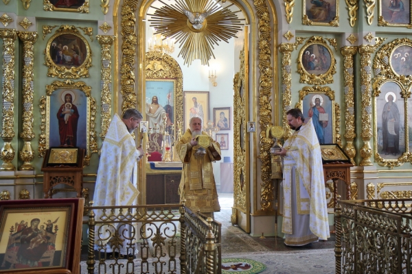 В день памяти праведной Анны, матери Пресвятой Богородицы, епископ Василий совершил Божественную литургию