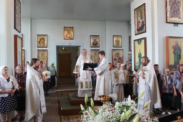 В праздник Рождества честного славного Пророка, Предтечи и Крестителя Господня Иоанна, епископ Василий совершил Божественную литургию