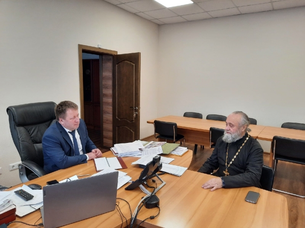 Яренский священник встретился с Главой Ленского района