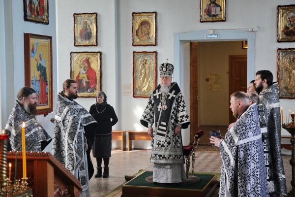 В Великий Понедельник епископ Василий совершил Литургию Преждеосвященных Даров в Коряжме