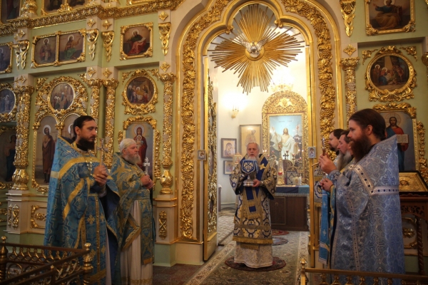 В день памяти иконы Божией Матери «Знамение» епископ Василий совершил Божественную литургию