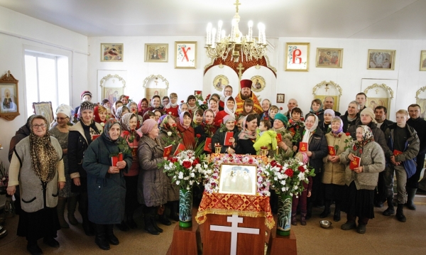 С праздником жен-мироносиц поздравили прихожанок храма прп. Серафима Саровского 