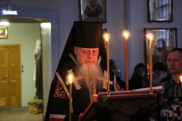 Епископ Василий совершил великое повечерие с чтением Великого канона прп. Андрея Критского в Храме прп. Лонгина Коряжемского
