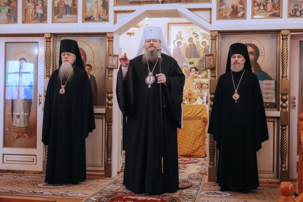 В праздник Собора святых Архангельской митрополии епископ Василий сослужил митрополиту Корнилию Литургию в Березнике