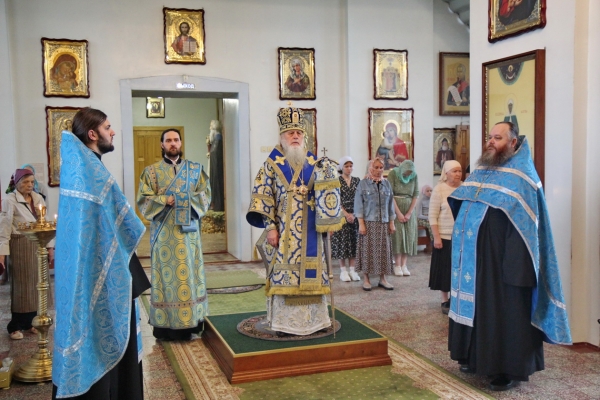 Епископ Василий совершил Всенощное бдение накануне Тихвинской иконы Божией Матери
