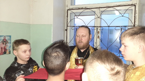 Спецшколу в микрорайоне Каргополь-2 посетил священник