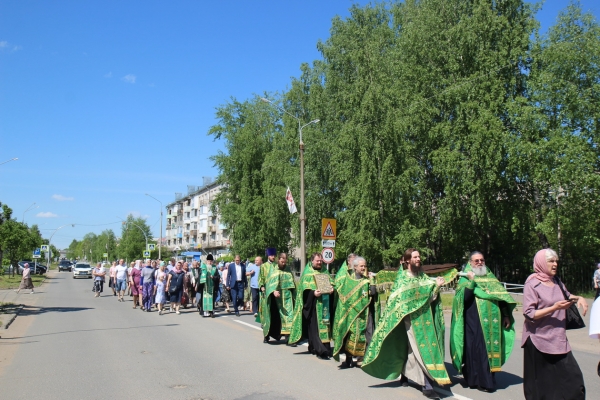 Епископ Василий возглавил крестный ход по улицам Коряжмы с веригами и власяницей прп. Лонгина Коряжемского 