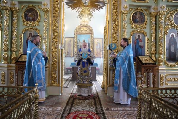 Епископ Василий в день памяти Владимирской иконы Божией Матери совершил Божественную литургию в Коряжме