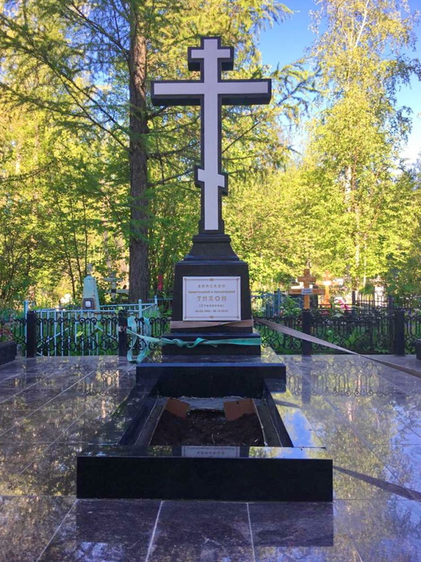 Из цельного камня. На могиле епископа Тихона (Степанова) обновили Крест