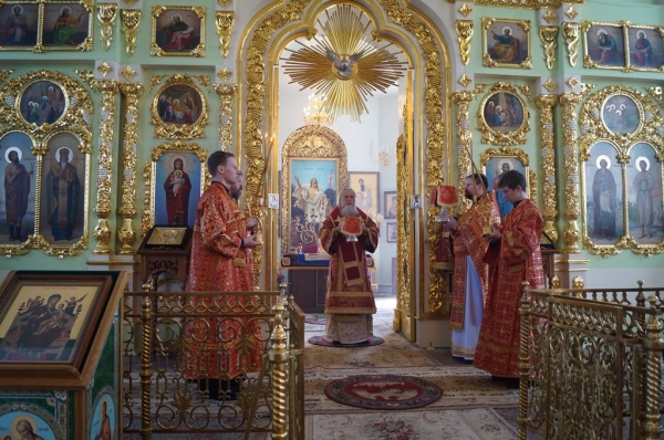 В день памяти перенесения мощей свт. Николая Чудотворца епископ Василий совершил Божественную литургию
