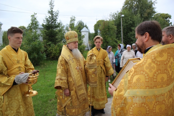В Престольный праздник епископ Василий совершил Божественную литургию в храме Спаса Нерукотворного Образа