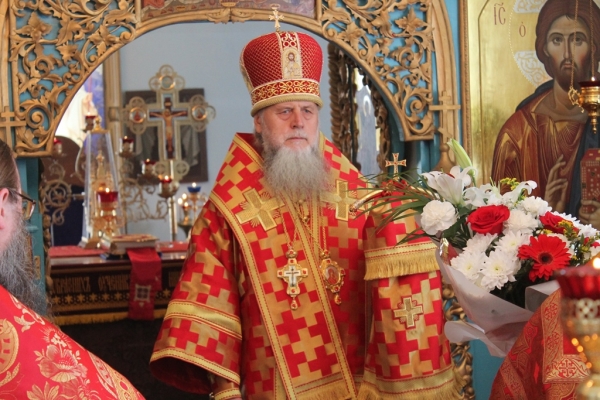 Епископ Василий совершил Литургию в храме Тихвинской иконы Божией Матери п. Вычегодский в Пятницу Светлой Седмицы 