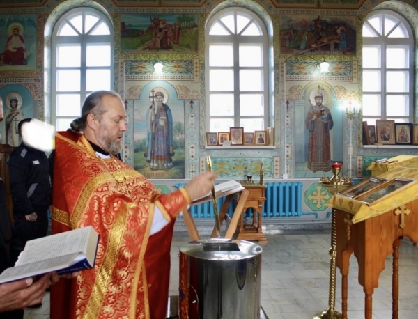 В храме на территории Коряжемской исправительной колонии совершена Божественная литургия