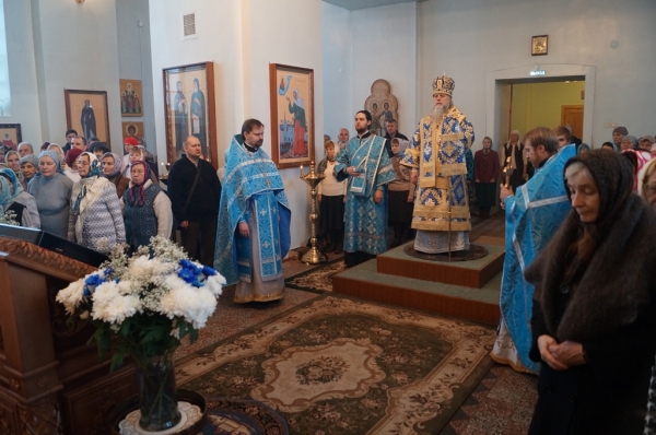 В праздник Введения во храм Пресвятой Богородицы епископ Василий совершил Литургию в храме прп. Лонгина Коряжемского
