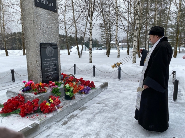 В день снятия блокады Ленинграда в Кулое совершили заупокойную литию у стелы Победы