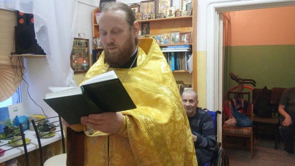 В доме-интернате для инвалидов в Каргополе-2 совершено Таинство Крещения
