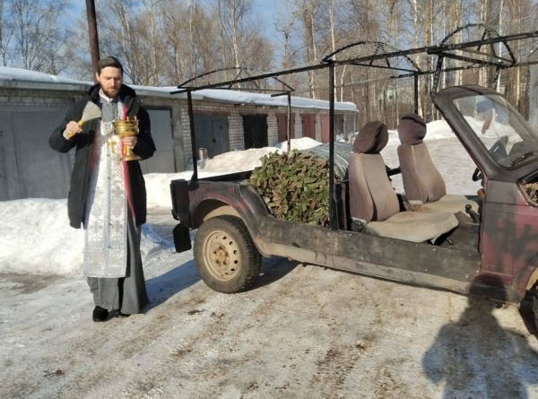 Иерей Вадим Пыргару освятил автомобиль для вывоза раненых с поля боя в зоне СВО