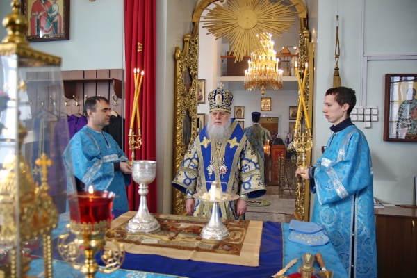 В Неделю о мытаре и фарисее епископ Василий совершил Божественную литургию в Лонгиновом храме г. Коряжмы