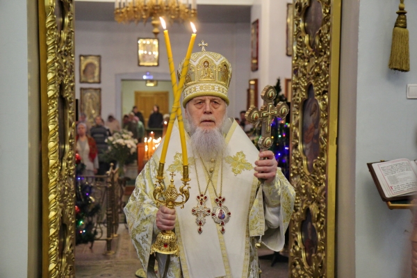 В Неделю по Рождестве Христовом епископ Василий совершил Божественную литургию в Коряжме