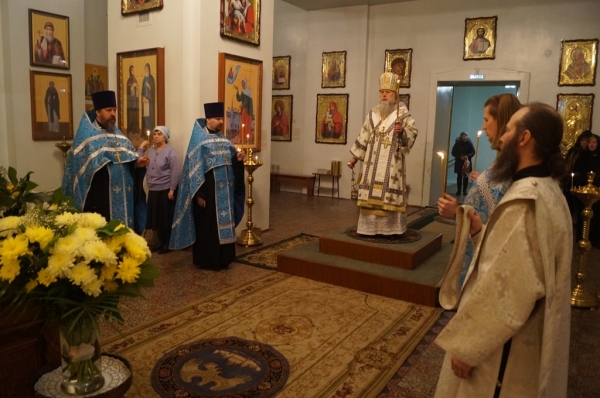 Епископ Василий совершил Всенощное бдение в Коряжме накануне дня памяти Иверской иконы Божией Матери