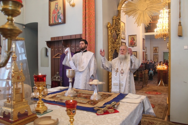 В Рождественский сочельник епископ Василий совершил Божественную литургию 