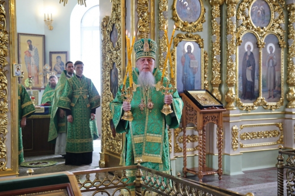 Епископ Василий совершил Литургию в день памяти возвращения в храм вериг и власяницы прп. Лонгина Коряжемского