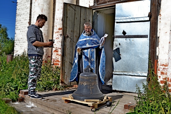 В Тимошино освятили и установили на колокольню первый колокол