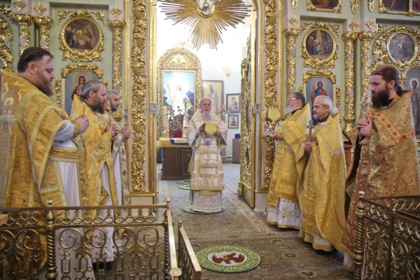 В день памяти свт. Иоанна Иоанна Златоуста епископ Василий совершил Божественную литургию в Коряжме