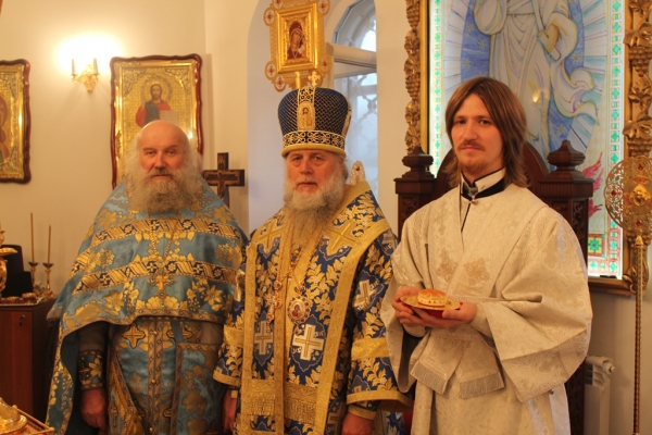 В праздник Казанской иконы Божией Матери епископ Василий совершил Божественную литургию в храме свт. Николая Чудотворца г. Котлас