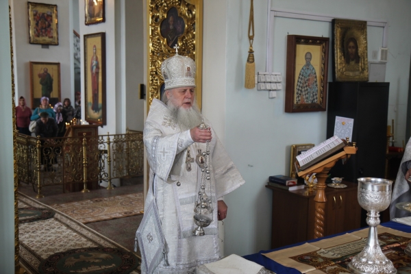 В Великую Субботу епископ Василий совершил Литургию св. Василия Великого в храме прп. Лонгина Коряжемского