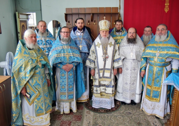 В день памяти иконы Божией Матери «Достойно есть» епископ Василий совершил Божественную литургию в Коряжме
