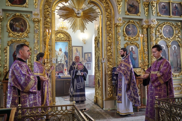 В праздник Воздвижения Креста Господня епископ Василий совершил Божественную литургию в Коряжме