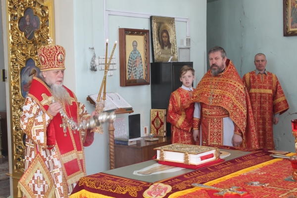 В неделю святых жен-мироносиц епископ Василий совершил литургию в Свято-Лонгиновом храме г. Коряжмы