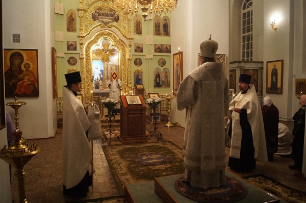 Накануне дня памяти Собора Архистратига Михаила епископ Василий совершил Всенощное бдение в храме прп. Лонгина Коряжемского