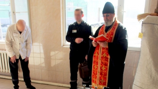В исправительных учреждениях Котласа и Коряжмы совершили Пасхальные богослужения и освящение куличей