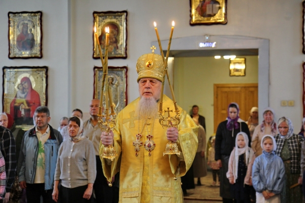 В день памяти свт. Феофана Затворника епископ Василий совершил Божественную литургию в Коряжме